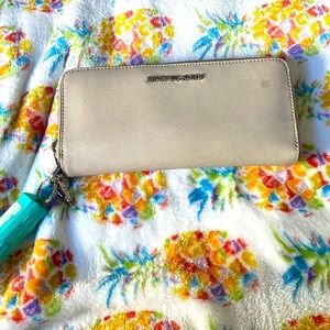 don’t need this anymore i got a new cross body purse